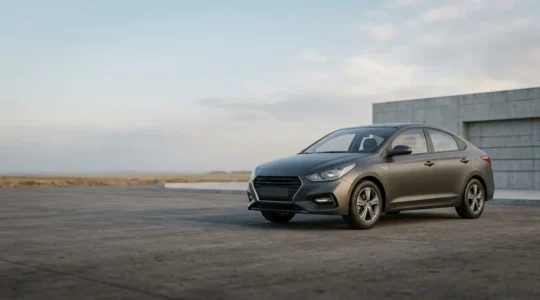 Conducteur comparant des options d'assurance automobile face à une voiture