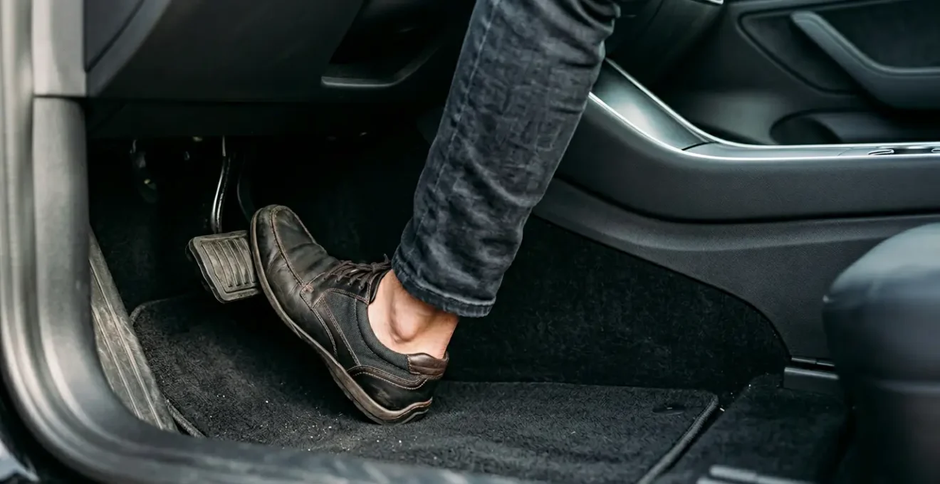 Pédale de frein activée lors d'un freinage d'urgence avec système ABS en action