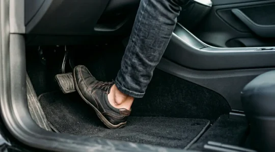 Pédale de frein activée lors d'un freinage d'urgence avec système ABS en action