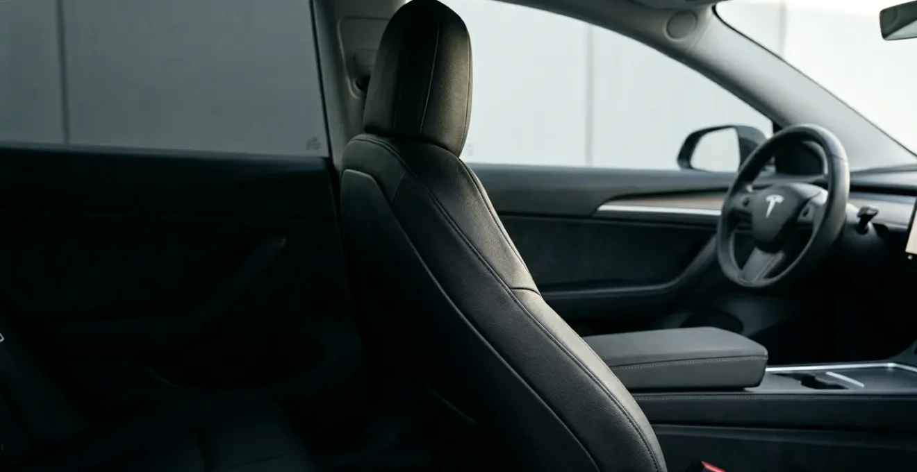 Siège automobile avec housse sur-mesure et marquage airbag latéral visible