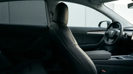 Siège automobile avec housse sur-mesure et marquage airbag latéral visible