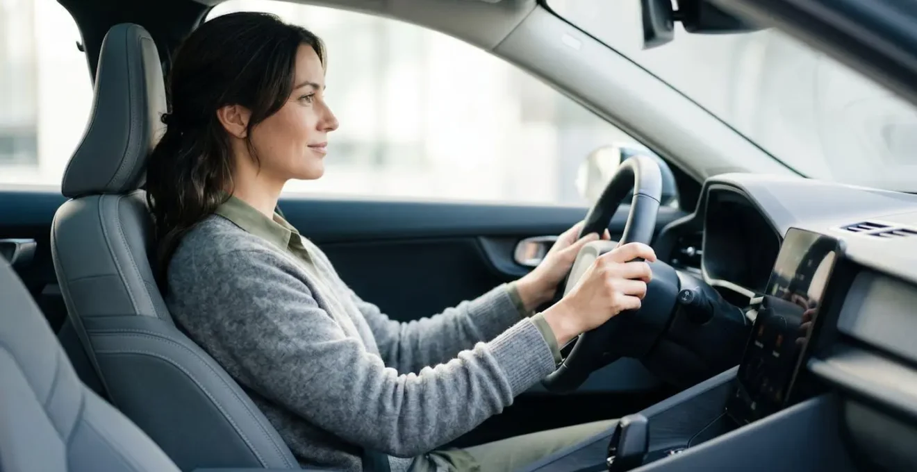 Conducteur installé confortablement au volant grâce à un coussin lombaire ergonomique