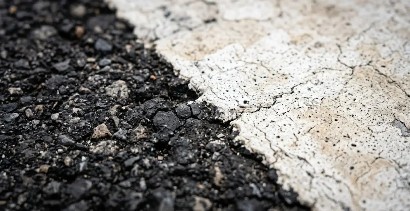 Vue détaillée du marquage au sol et des conditions de dépassement d'un cycliste