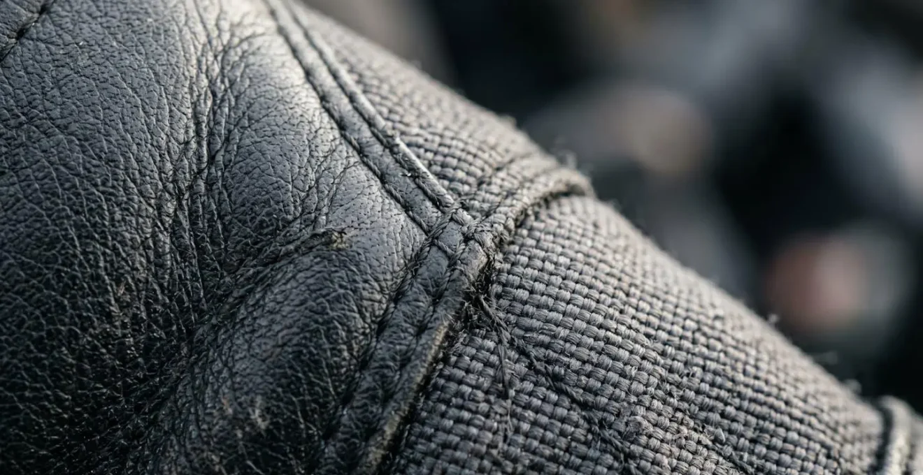 Gros plan détails matériaux équipement moto cuir et textile pour analyse résistance