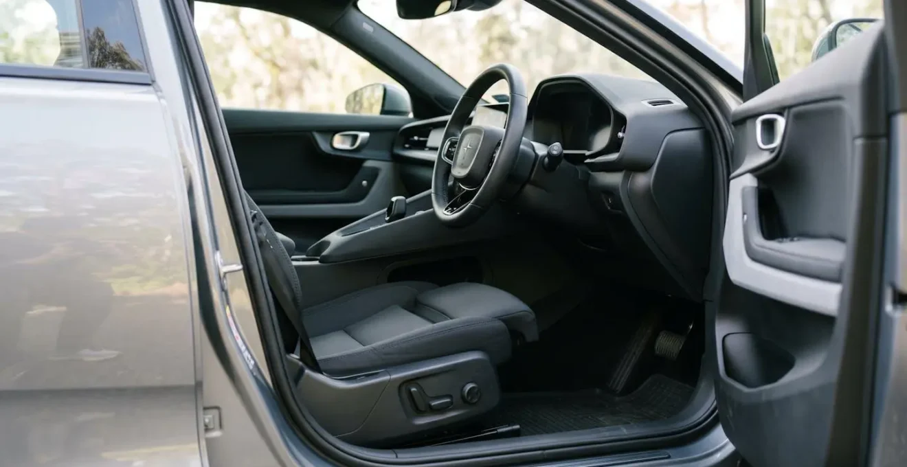 Démonstration des ajustements ergonomiques nécessaires du siège automobile après installation d'un coussin lombaire